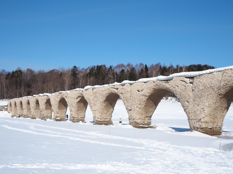 冬のタウシュベツ橋梁 凍った湖の上を歩いて見に行く絶景の地 あれdo これdo 北海道